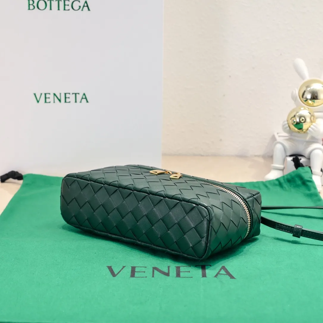Batch 1360 Bottega Veneta 24 spring and summer woven zipper crossbody bag. A crossbody bag that can be used as a cosmetic bag. The exquisite weaving and compact body are an indispensable accessory for the upcoming summer. The double zipper also better protects the bag. It has a large capacity. If you like it, don’t miss it. Style number: 9109 Size: 22*12.5*5cm